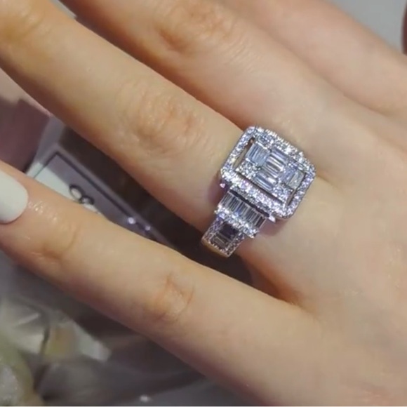 Visually Appealing Luxury Mossanite Engagement Ring - - Picture 7 of 10